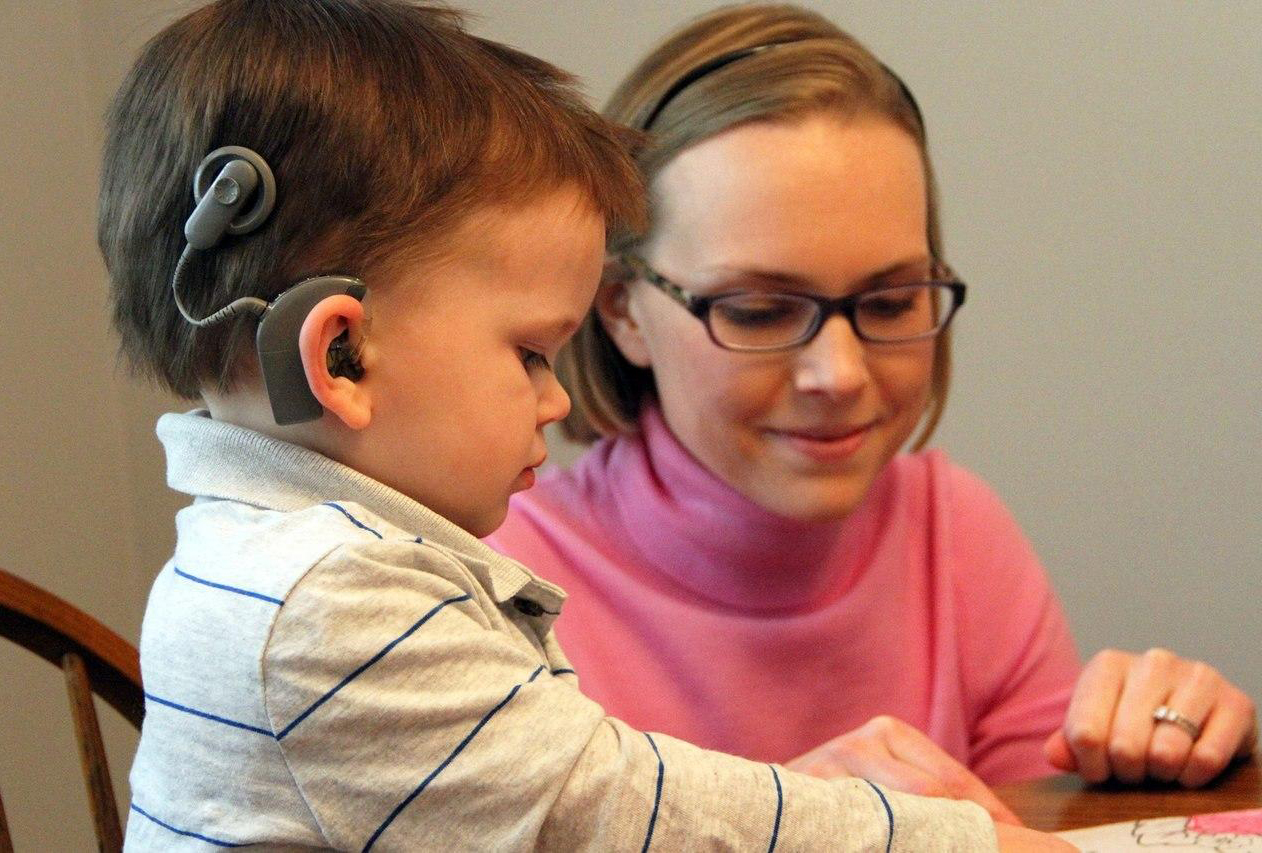 Hearing video. Кохлеарная имплантация Cochlear. Дети с нарушением слуха.. Глухие и слабослышащие дети. Дошкольники с нарушением слуха.